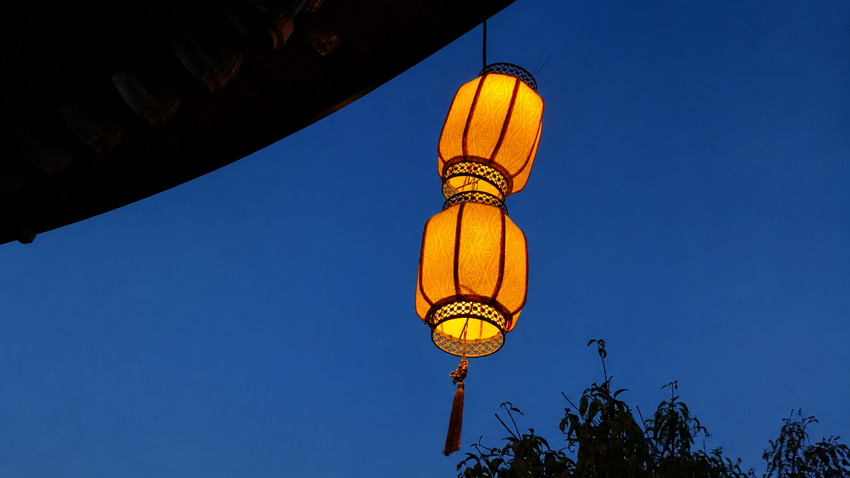 How to Choose the Perfect Oriental Lamp for Your Bedroom, Tea Room & Study